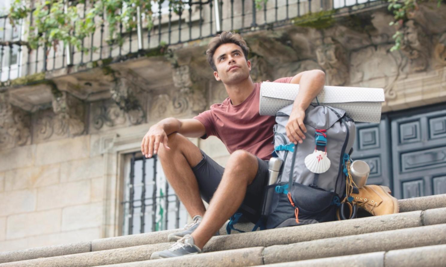Profesional trabajando en planificación presupuestaria con calculadora y documentos