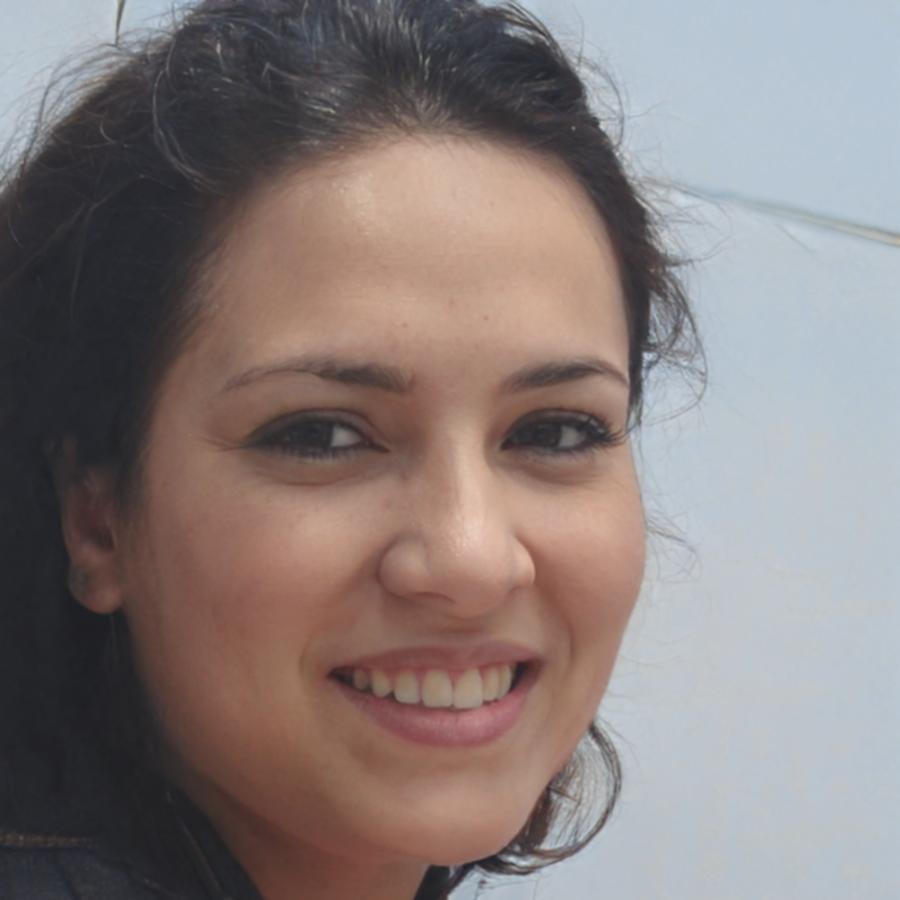 Retrato profesional de Esperanza Mendizábal, colaboradora estratégica de worequinthosa